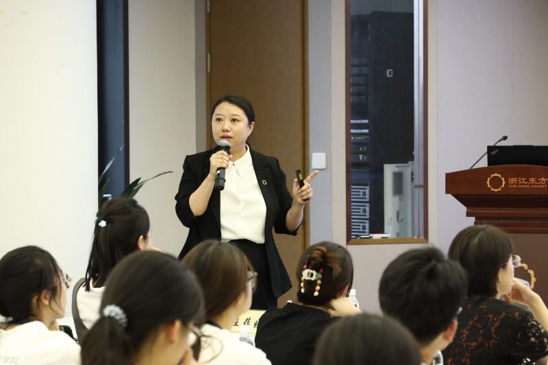 浙江大學經(jīng)濟學院、國際聯(lián)合商學院全國優(yōu)秀大學生夏令營到浙江東方參訪 何欣.jpg