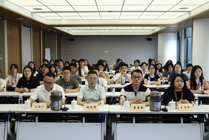 浙江大學經(jīng)濟學院、國際聯(lián)合商學院全國優(yōu)秀大學生夏令營到浙江東方參訪 劉安江（左一）楊永軍（左二）.jpg